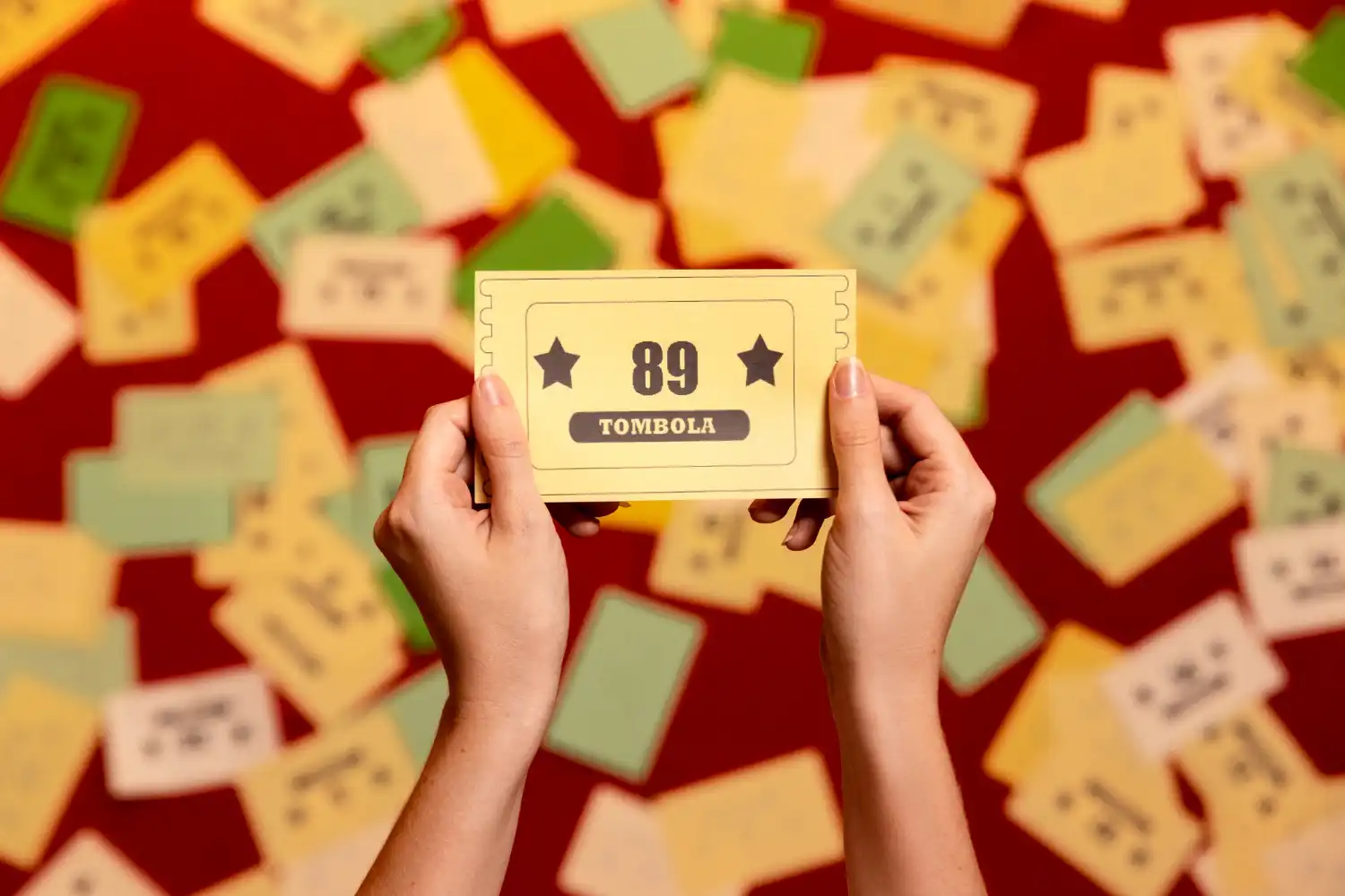 Un cliente recibiendo el pronóstico de la Quiniela de nuestro equipo.